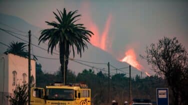 Las nuevas coladas de lava discurren paralelas a las anteriores y arrasan más casas y plantaciones en La Palma