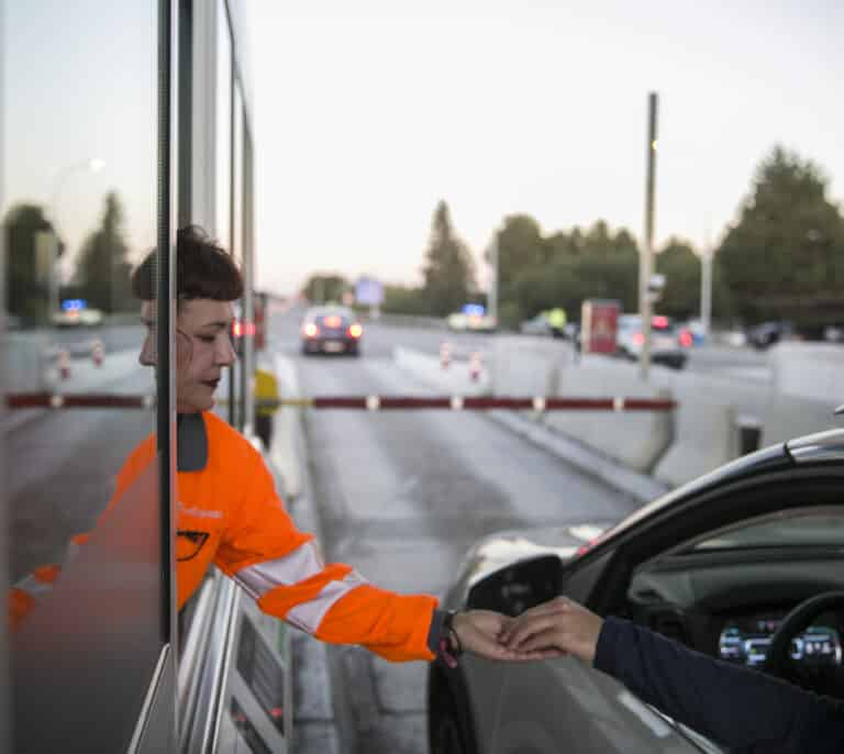 El director de la DGT confirma que habrá peajes en las autovías en 2024 y la ministra de Transportes lo desmiente