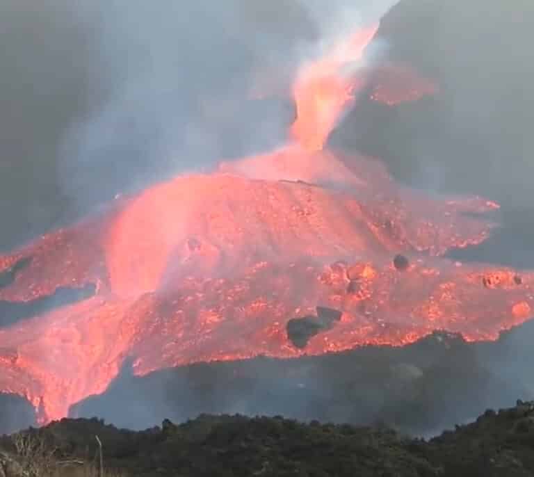 ¿Qué son los piroclastos?: así salen de la boca eruptiva del volcán de La Palma más reciente