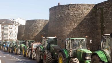 Una tractorada rodea la muralla de Lugo por el precio de la leche