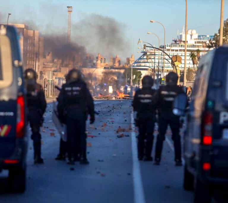 El sector del metal se rebela en Cádiz: barricadas, fogatas y cortes desde primera hora