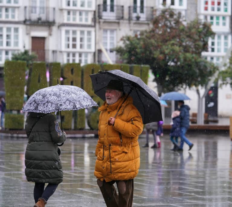 Gran parte de España estará mañana en aviso por nieve, lluvia, viento, olas o frío, pero subirán las temperaturas