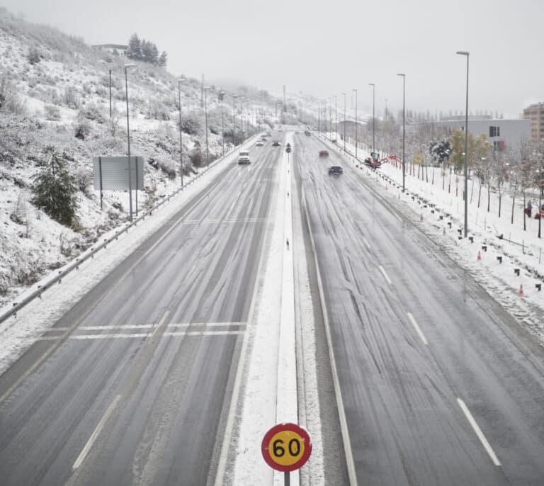 'Arwen' tiñe de blanco media España y genera problemas en las carreteras