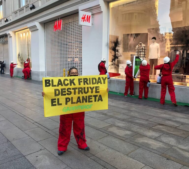 Greenpeace denuncia el Black Friday 'clausurando' las tiendas de moda de Madrid