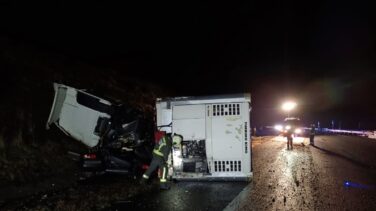 Dos camiones chocan y uno vuelca en la A-67 cántabra