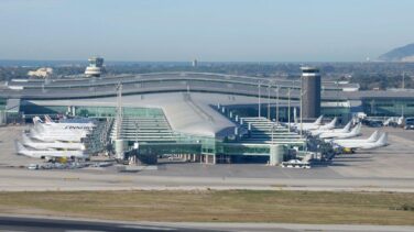 El Prat es el único de los grandes aeropuertos que aún tiene menos pasajeros que antes del covid
