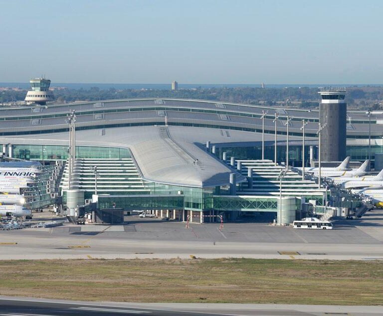 El Prat es el único de los grandes aeropuertos que aún tiene menos pasajeros que antes del covid