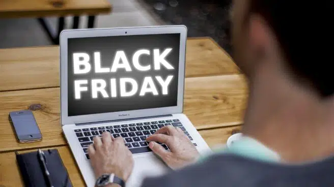 Los españoles se lanzan a las compras online durante el Black Friday para adelantar las compras navideñas