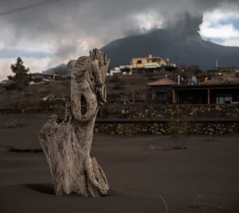 Fallece un hombre en La Palma por un derrumbamiento mientras limpiaba ceniza del volcán