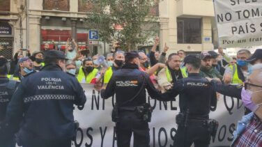 Una protesta de transportista recibe entre gritos y huevos a Yolanda Díaz, Colau y Oltra en Valencia