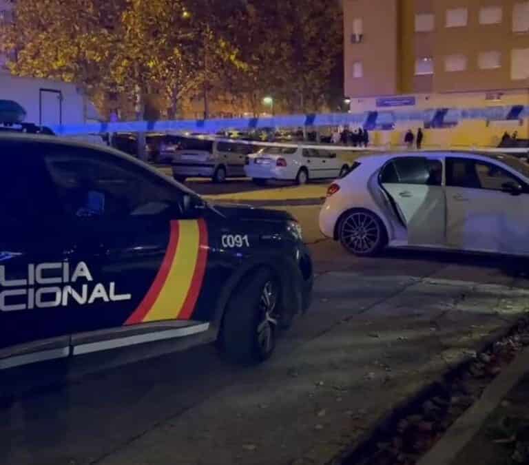 Encuentran a un hombre en el interior de un coche con una herida en la cabeza por arma de fuego en Getafe