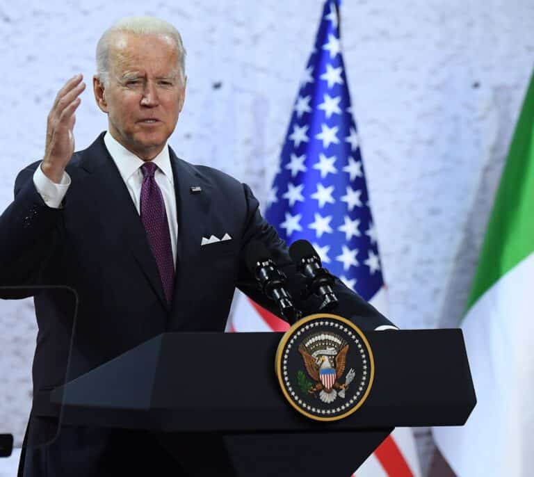 Biden se queda dormido en la Cumbre del Clima