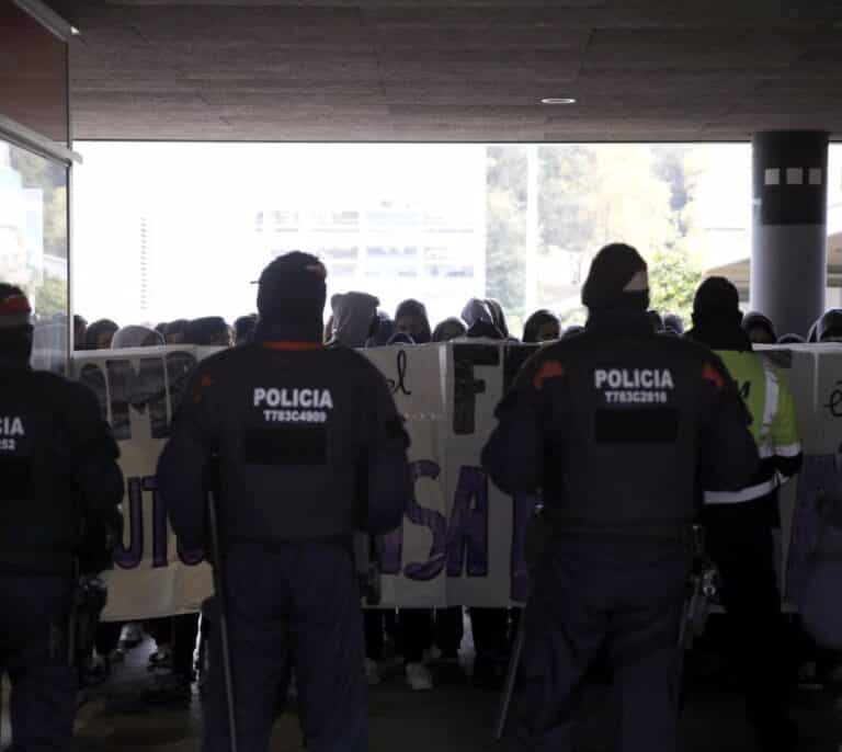 Unos 100 estudiantes intentan boicotear un acto en la UAB al que prevén asistir diputados de PP, Cs y Vox