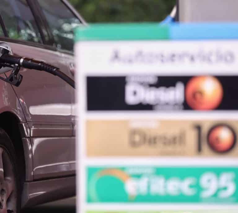 El precio de los carburantes toca máximos y se prepara para otro incremento fiscal