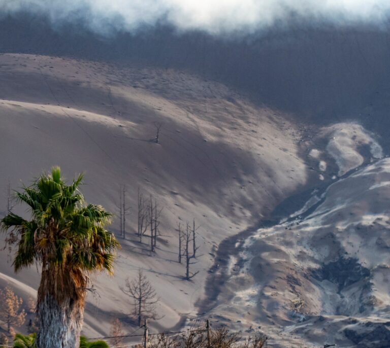 Lahares, los ríos de lodo volcánico que amenazan a La Palma con las lluvias