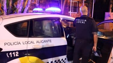 Mueren dos jóvenes de 21 años al chocar su moto contra una farola en Alicante