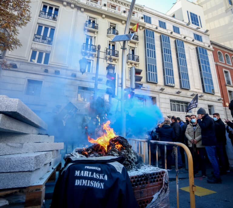 PP, Vox y Cs apoyan a 'Tu Abandono Me Puede Matar' en una protesta frente a Prisiones tras la falsa denuncia de Villena