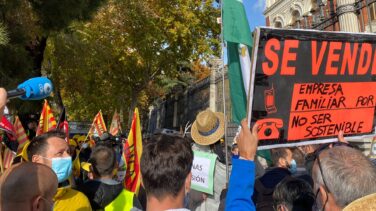 Pimientos y berenjenas contra el ministerio: el campo protesta en Madrid por la brutal subida de costes