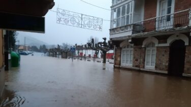 El río Asón se desborda en Cantabria e inunda el polígono de Ampuero