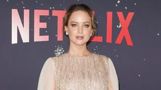 Jennifer Lawrence presume de embarazo en la alfombra roja