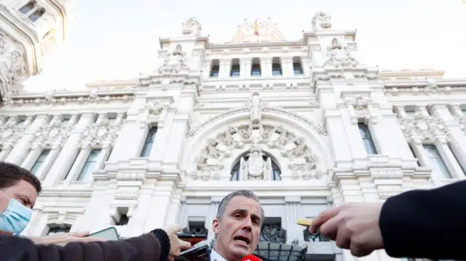 Vox se revuelve contra Almeida y tumba sus presupuestos en el Ayuntamiento de Madrid: "Es una traición"