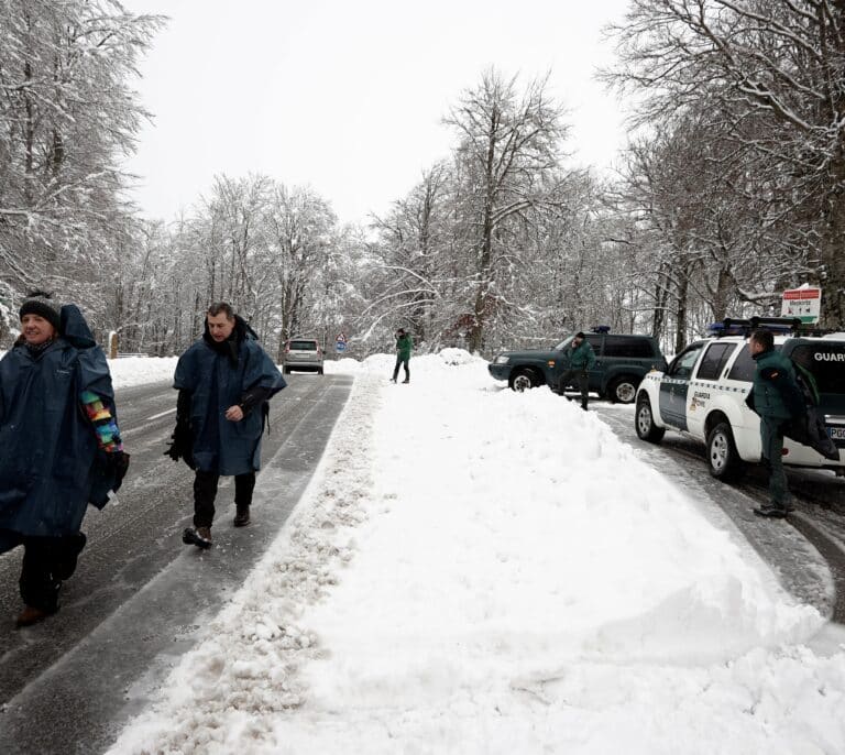 La Guardia Civil alerta del riesgo incluso en vías de alta capacidad al bajar mañana la cota de nieve a 500 metros en el norte