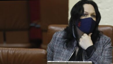 Una diputada falangista, el rostro  de los 'anti vacuna': "Otros políticos sin vacunar callan por disciplina de partido"