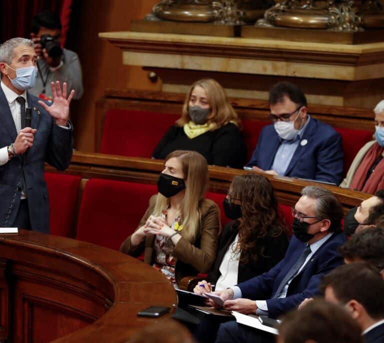 El Parlament rechaza aplicar el 25% en una votación que divide a socialistas y Podemos