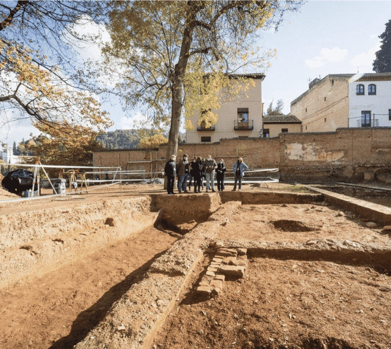 La Alhambra descubre una estructura palatina desconocida en el jardín de la Alamedilla