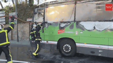 Arde completamente un autobús de transporte regular sin provocar heridos en el casco urbano de Pozuelo