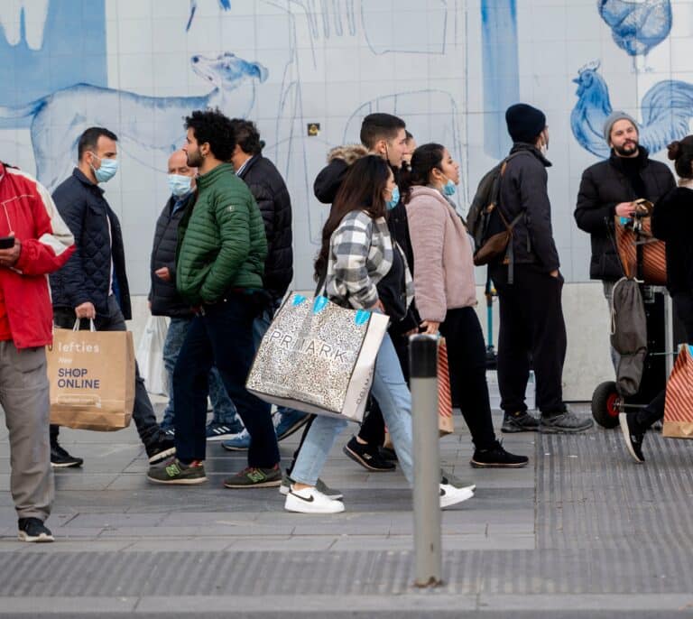 El repunte del virus y la crisis de suministros frenarán el gasto de los españoles hasta mitad de 2023