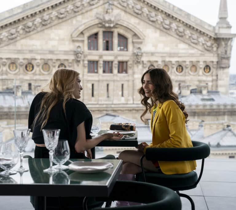 'Bateaux Mouches' que llevan al Louvre y la Francia más recóndita de 'Emily en París'