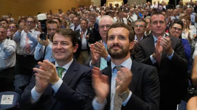 El PP se ve al borde de la mayoría absoluta y confía en un "gran triunfo" de Casado y Mañueco