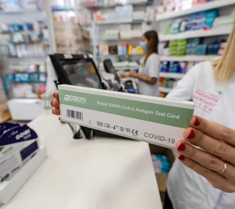 La Comunidad de Madrid aplaza cinco días el reparto de test de antígenos gratuitos en farmacias