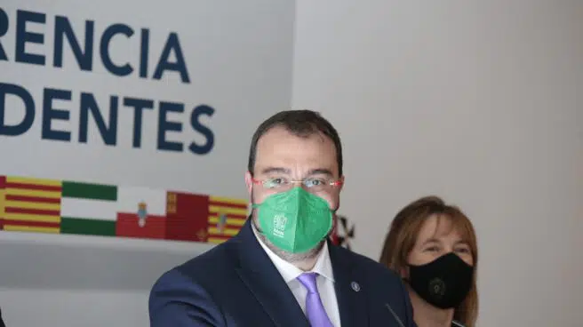 Adrián Barbón, presidente de Asturias, recibe el alta hospitalaria tras su contagio por covid-19