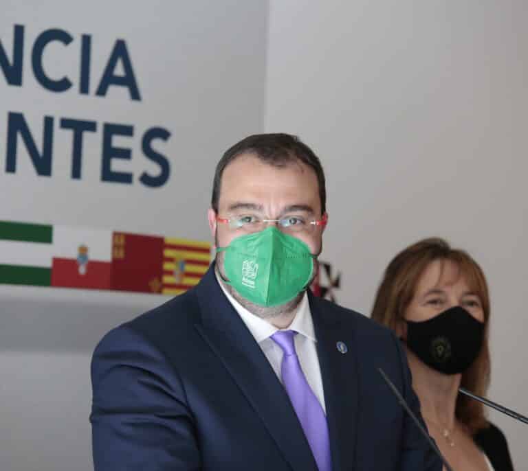 Adrián Barbón, presidente de Asturias, recibe el alta hospitalaria tras su contagio por covid-19