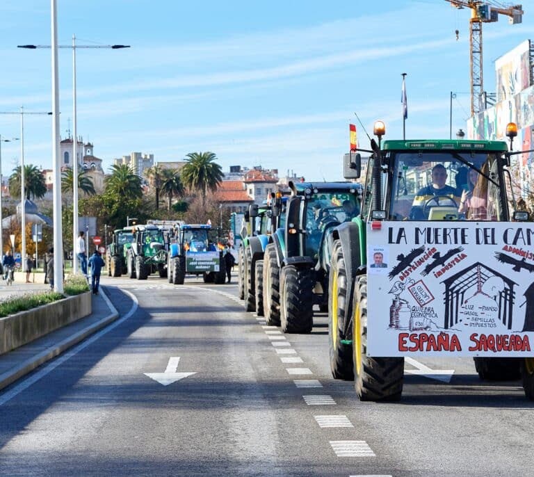 Cuatrocientos tractores colapsan Santander para pedir unos precios justos