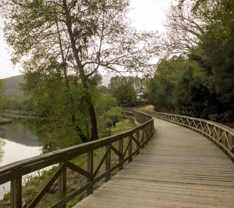 Muere una persona tras volcar con su vehículo y caer al río en Dumbría