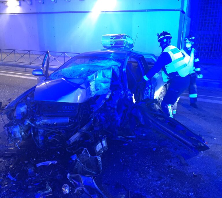 Dos heridos al colisionar con su coche contra el pilar de un puente en Madrid
