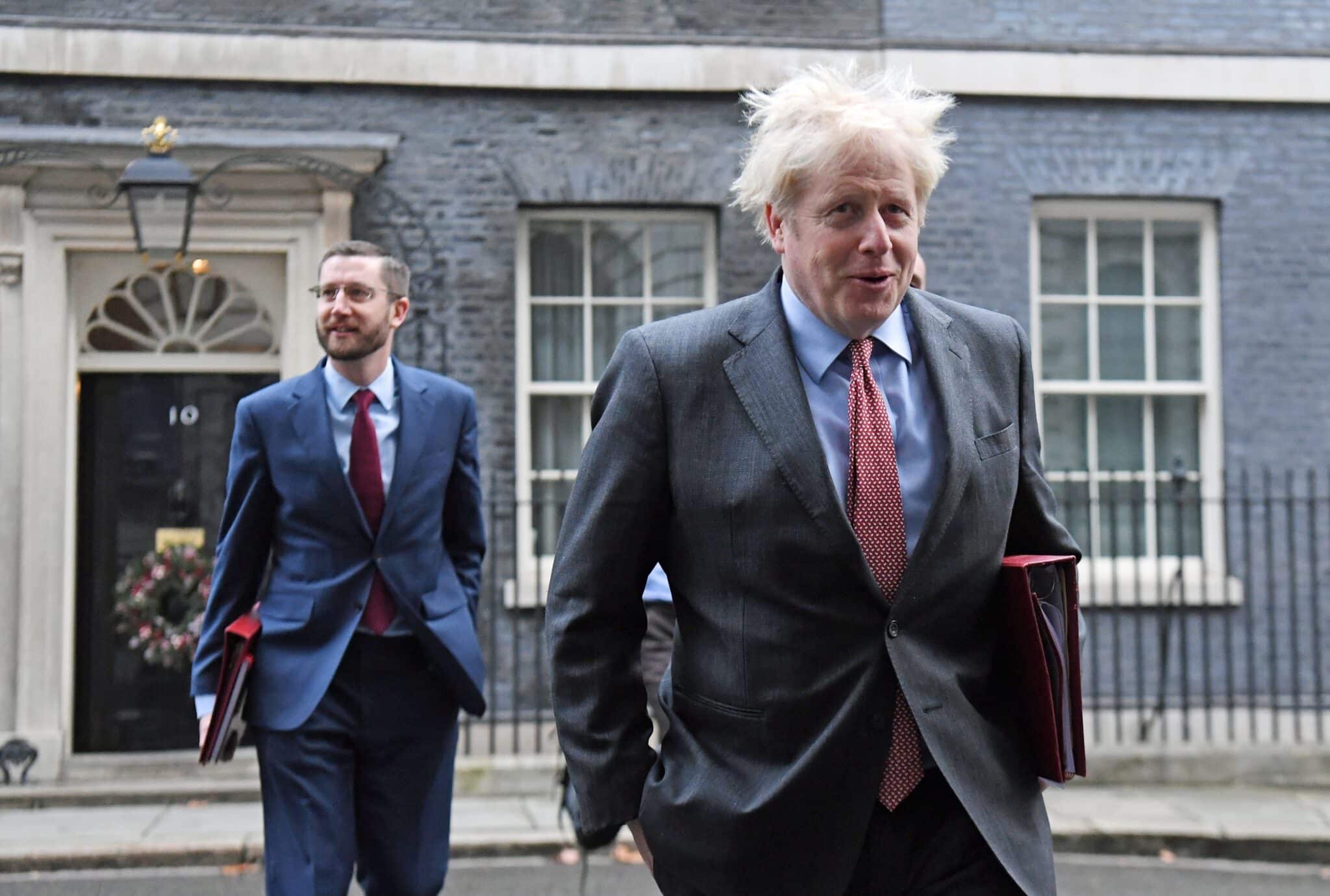 Boris Johnson y Simon Case, en una imagen de archivo en Downing Street en diciembre de 2020.