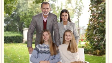 Los reyes y sus hijas felicitan la Navidad desde el jardín de su residencia