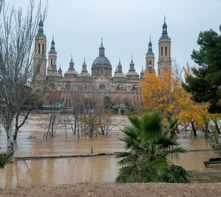 La crecida del Ebro se aproxima a Zaragoza