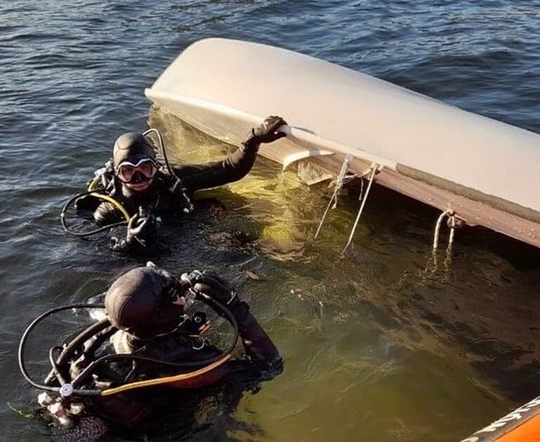 Rescatan del embalse de Plasencia a un deportista con una leve hipotermia tras volcar su embarcación