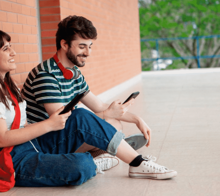 Los jóvenes españoles destacan en el uso de las TIC, según un estudio impulsado por Banco Santander