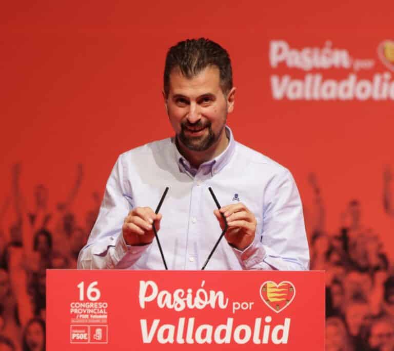 El líder del PSOE de Castilla y León gana el Gordo de la Lotería con un décimo que compró en Atocha