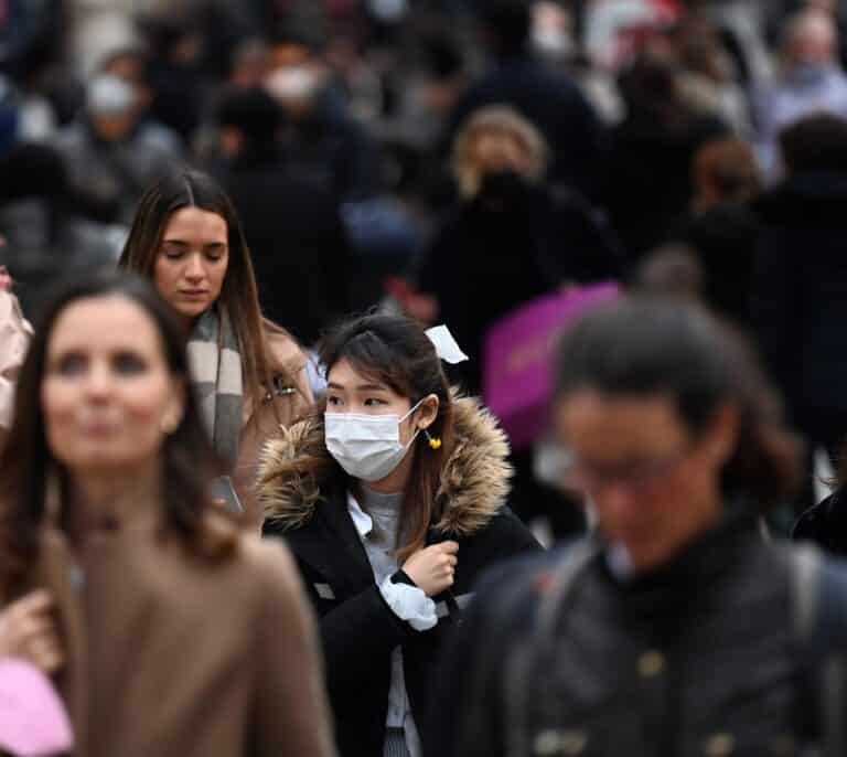 Sanidad se alinea con Ayuso y elimina las cuarentenas para los vacunados que sean contactos estrechos de ómicron