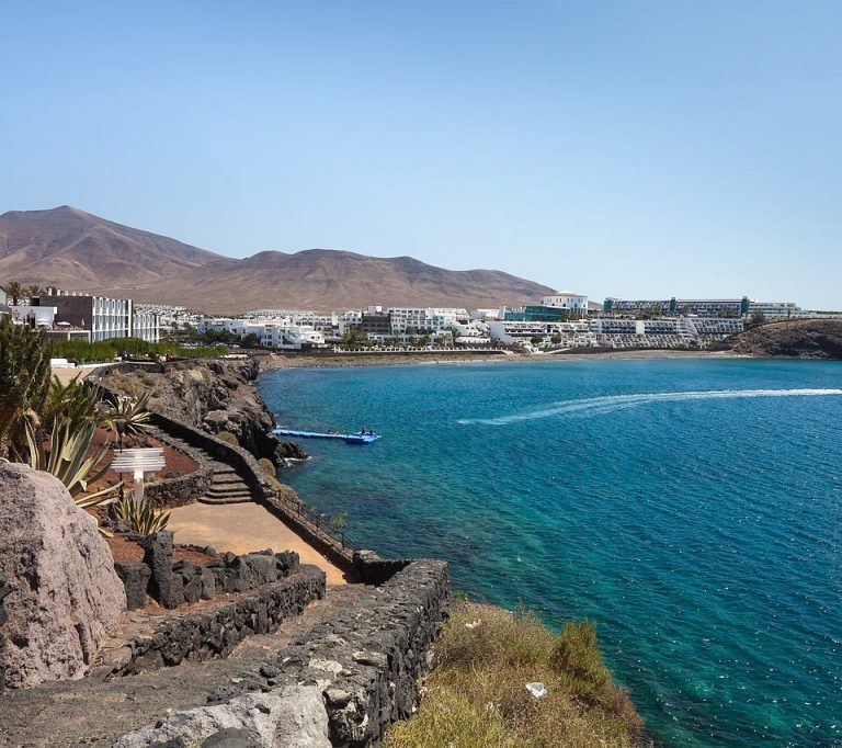 Un hombre muere ahogado tras caer al mar en Lanzarote