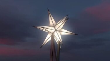 La Sagrada Familia se corona con la estrella iluminada de la Virgen