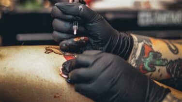 Los consejos de los dermatólogos sobre los tatuajes: de evitar el rojo a guardar foto de la tinta