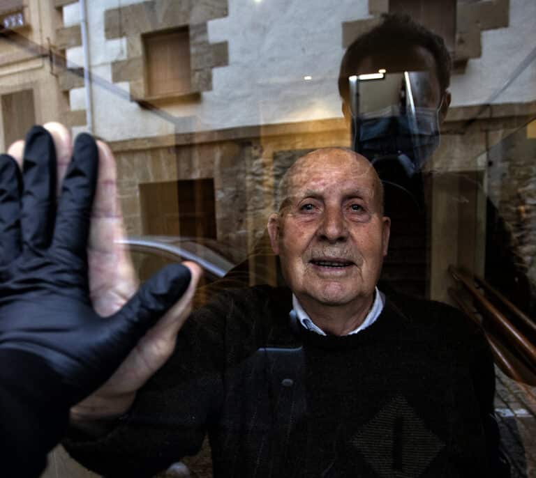 Miguel y Unai, abuelo y nieto de un icono fotográfico de la pandemia